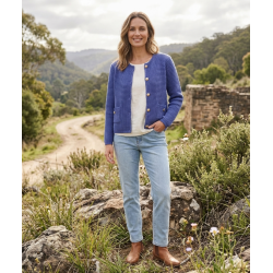 LEKKER STRIKKEJAKKE I BOMULL MED GULLKNAPPER, BL�