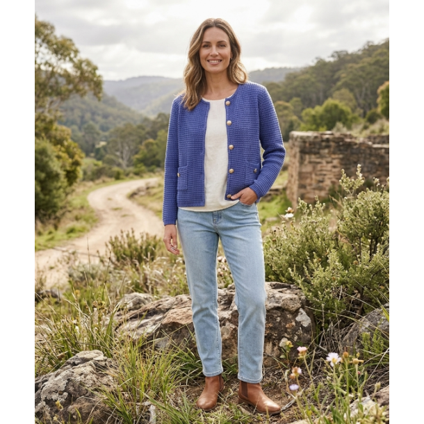 LEKKER STRIKKEJAKKE I BOMULL MED GULLKNAPPER, BL�