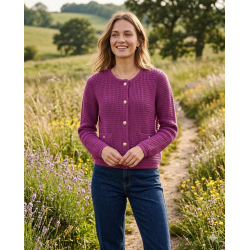 LEKKER STRIKKEJAKKE I BOMULL MED GULLKNAPPER, LYNGFARGET