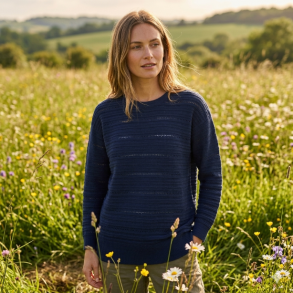 NYDELIG GENSER MED M�NSTERSTRIKK, VISCOSE BLANDING, MARINEBL�