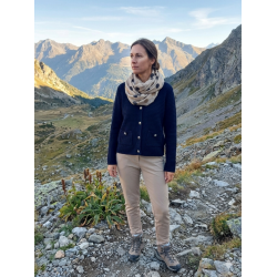 LEKKER STRIKKEJAKKE I BOMULL MED GULLKNAPPER, SVART