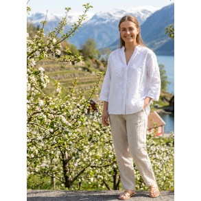 VAKKER BOMULLS BLUSE MED M�NSTER, HVIT