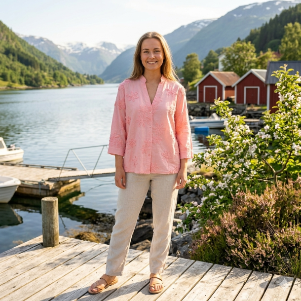 VAKKER BOMULLS BLUSE MED M�NSTER, ROSA