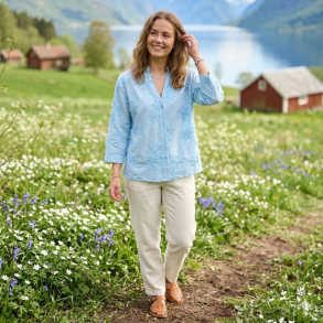 VAKKER BOMULLS BLUSE MED M�NSTER, LYS BL�