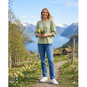 LEKKER VISCOSE BLUSE, LYS GR�NN MED BLONDEKANT