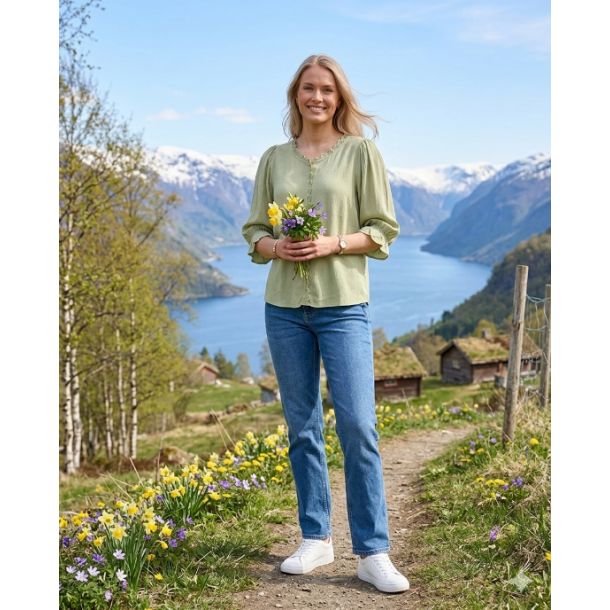 LEKKER VISCOSE BLUSE, LYS GR�NN MED BLONDEKANT