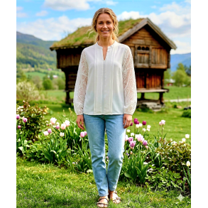 LEKKER BLUSE MED BLONDE ERMER, OFFWHITE