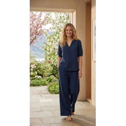 LEKKER TOPP I VISCOSE CREPE MED BORD FORAN, M�RK BL�
