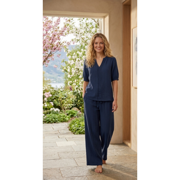 LEKKER TOPP I VISCOSE CREPE MED BORD FORAN, M�RK BL�