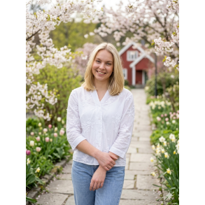 VAKKER BOMULLS BLUSE MED M�NSTER, HVIT