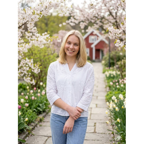 VAKKER BOMULLS BLUSE MED M�NSTER, HVIT