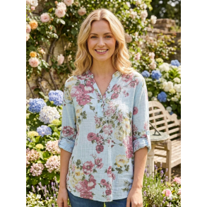 VAKKER BOMULLS BLUSE MED M�NSTER, LYS BL�