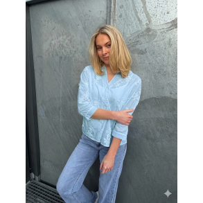VAKKER BOMULLS BLUSE MED M�NSTER, LYS BL�