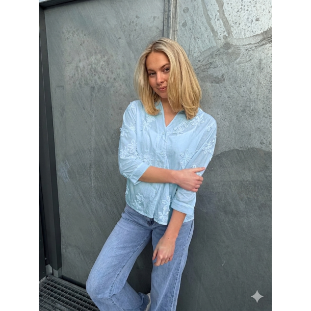 VAKKER BOMULLS BLUSE MED M�NSTER, LYS BL�