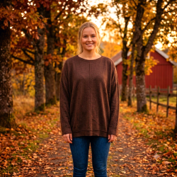 NYDELIG OG SUPERMYK ONE-SIZE GENSER MED FLETTEM�NSTER P� ERMET, VISCOSE BLANDING, BRUN