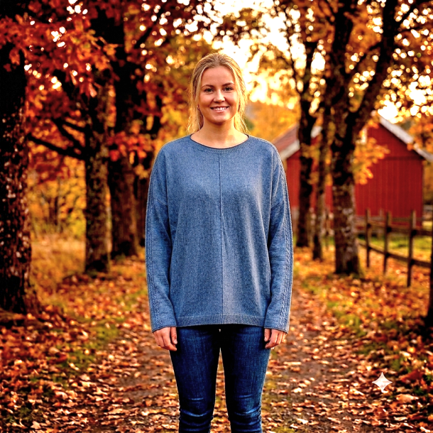 NYDELIG OG SUPERMYK ONE-SIZE GENSER MED FLETTE P� ERMET, VISCOSE BLANDING, JEANSBL�. 