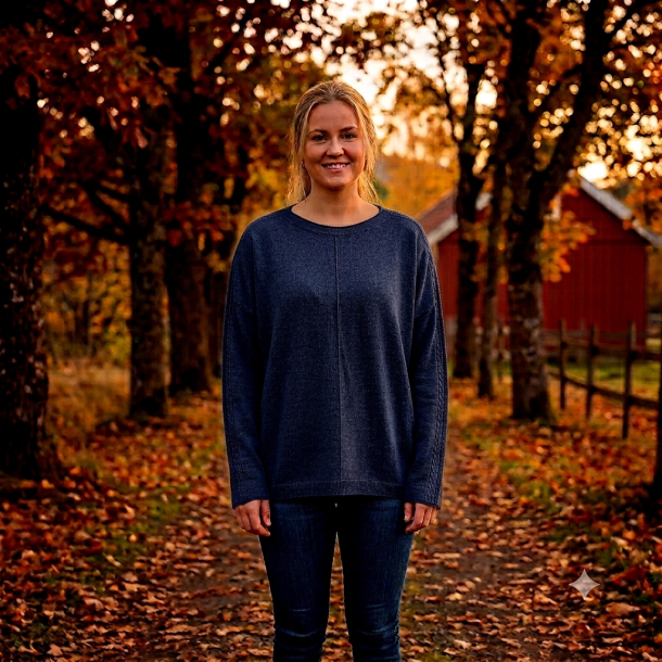 NYDELIG OG SUPERMYK ONE-SIZE GENSER MED FLETTE P� ERMET,VISCOSE BLANDING, MARINEBL�
