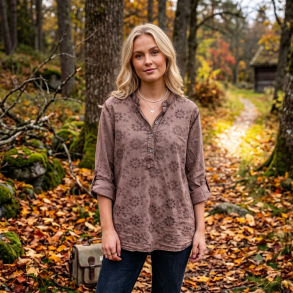 LEKKER ENSFARGET BOMULLS BLUSE MED M�NSTER, BRUN