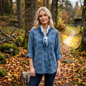 LEKKER ENSFARGET BOMULLS BLUSE MED M�NSTER, JEANSBL�