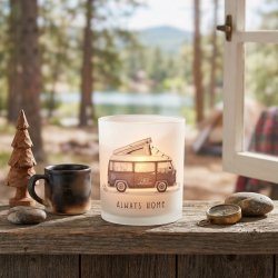 KOSELIG LYSGLASS MED CAMPINGMOTIV, HVIT, 9 X 10 CM