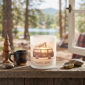 KOSELIG LYSGLASS MED CAMPINGMOTIV, HVIT, 9 X 10 CM