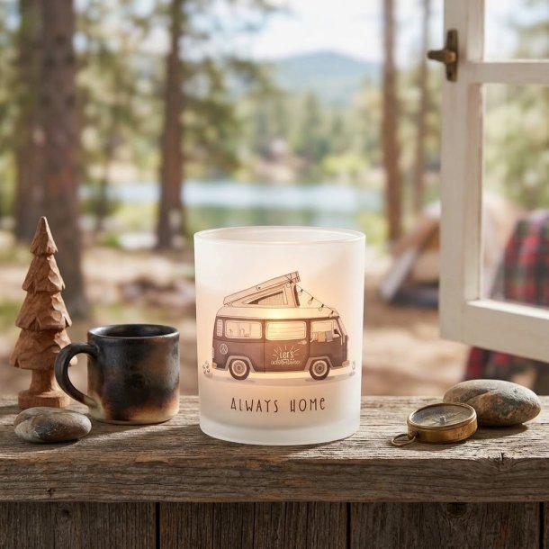 KOSELIG LYSGLASS MED CAMPINGMOTIV, HVIT, 9 X 10 CM