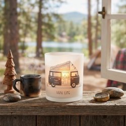 KOSELIG LYSGLASS MED CAMPINGMOTIV, HVIT, 9 X 10 CM