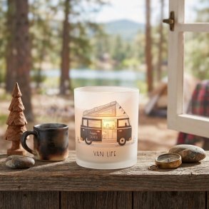KOSELIG LYSGLASS MED CAMPINGMOTIV, HVIT, 9 X 10 CM