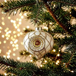 NYDELIG, GAMMELDAGS JULEKULE I GLASS, DR�PEFORMET, HVIT MED GULLDEKOR, 8 CM