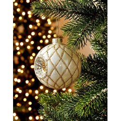 NYDELIG, GAMMELDAGS JULEKULE I GLASS, RUND, HVIT MED GULLDEKOR, 8 CM