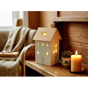 KOSELIG TREHUS MED LEDLYS, H 21 CM