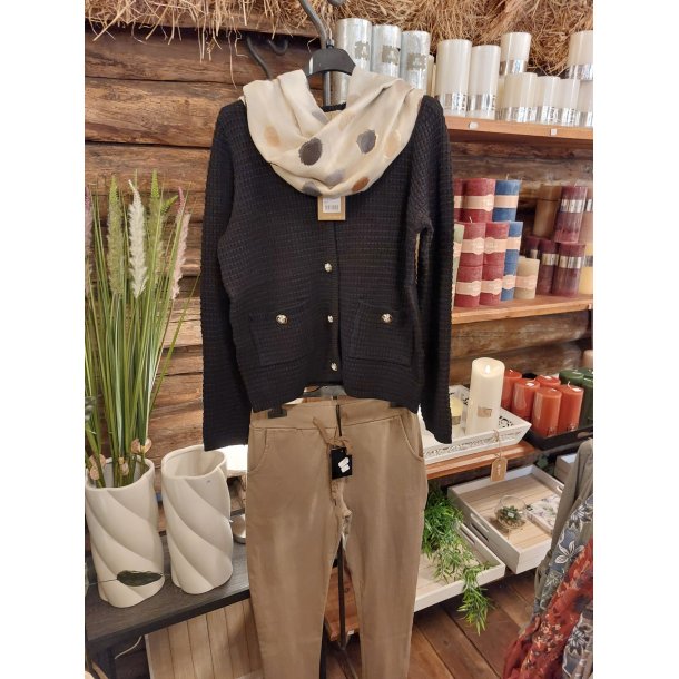 LEKKER STRIKKEJAKKE I BOMULL MED GULLKNAPPER, SVART