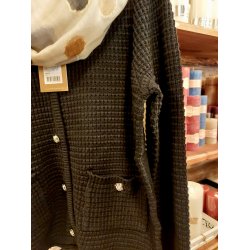 LEKKER STRIKKEJAKKE I BOMULL MED GULLKNAPPER, SVART