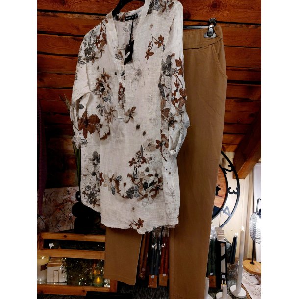 LEKKER BOMULLS BLUSE MED MNSTER, HVIT