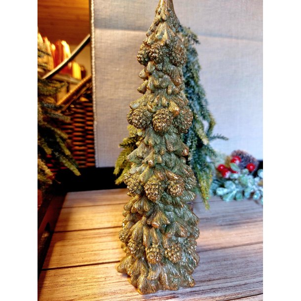 DET VAKRESTE JULETRE I KERAMIKK MED KONGLER, ANTIKK GULL, H 23 CM