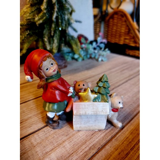 JULEBARN I KERAMIKK MED GAVER OG BAMSE, 8,3 X 11 CM