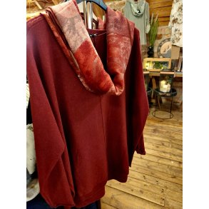 NYDELIG OG SUPERMYK ONE-SIZE GENSER MED FLETTEMNSTER P ERMET, VISCOSE BLANDING, BURGUNDER