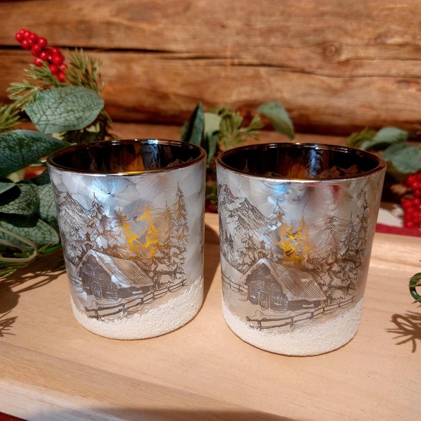 VAKKERT LYSGLASS MED VINTERHYTTE, 7 X 8 CM