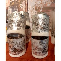 VAKKERT LYSGLASS MED VINTERHYTTE, 7 X 8 CM