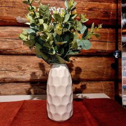 VAKKER HNDLAGET KERAMIKK VASE, HVIT, H 19 CM!