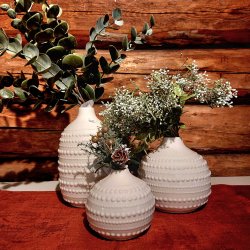 NYDELIG HVIT VASE, H 10 CM