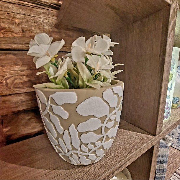 VAKKER BLOMSTERURNE I KERAMIKK MED STRUKTUR M�NSTER, BRUN/HVIT H 11,5 CM