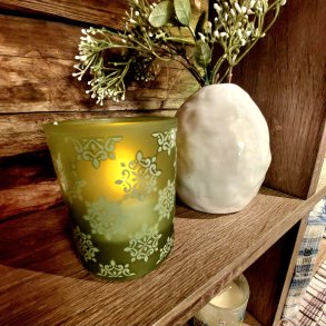 NYDELIG LYSGLASS, GR�NN MED M�NSTER, H 8 CM