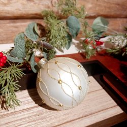 NYDELIG HVIT GLASSKULE MED GULLDEKOR, 8 CM