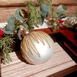 NYDELIG HVIT GLASSKULE MED GULLDEKOR, 8 CM