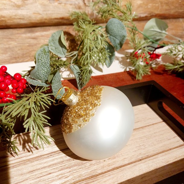 NYDELIG HVIT GLASSKULE MED GULLDEKOR, 8 CM
