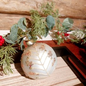 NYDELIG HVIT GLASSKULE MED GULLDEKOR, 8 CM