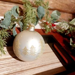 NYDELIG HVIT GLASSKULE MED GULLDEKOR, 8 CM