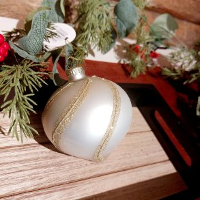 NYDELIG HVIT GLASSKULE MED GULLDEKOR, 8 CM