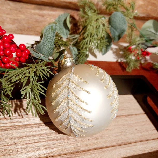 NYDELIG HVIT GLASSKULE MED GULLDEKOR, 8 CM